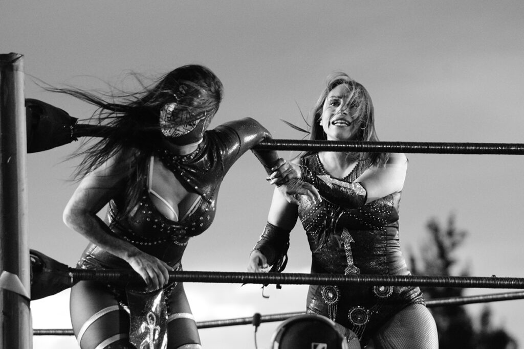 Faby Apache vs Lady Shani en Rock y Luchas 2021 / Foto: Andre Dulché