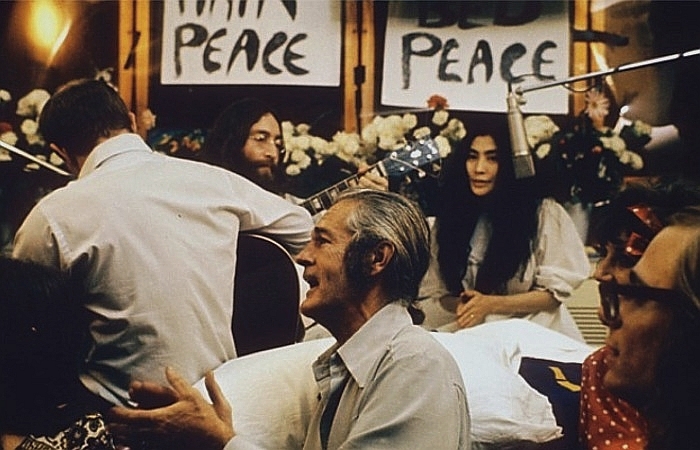 John Lennon y Yoko Ono cantando "Give Peace A Chance" en 1969