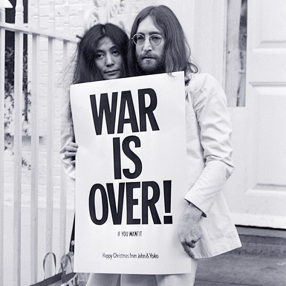 John Lennon y Yoko Ono en diciembre de 1969
