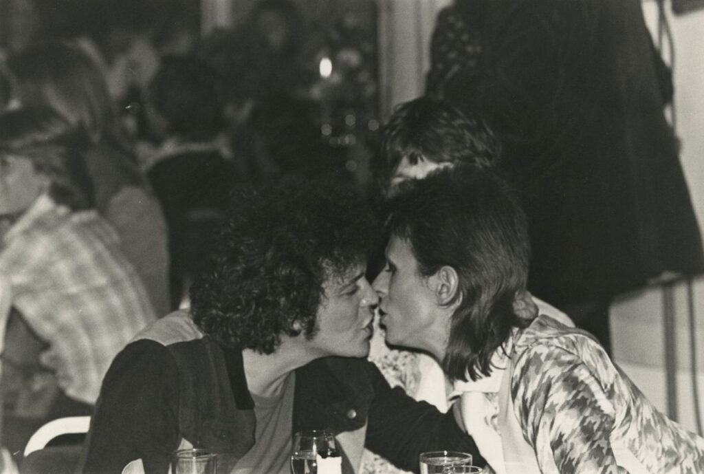 David Bowie y Mick Jagger besándose