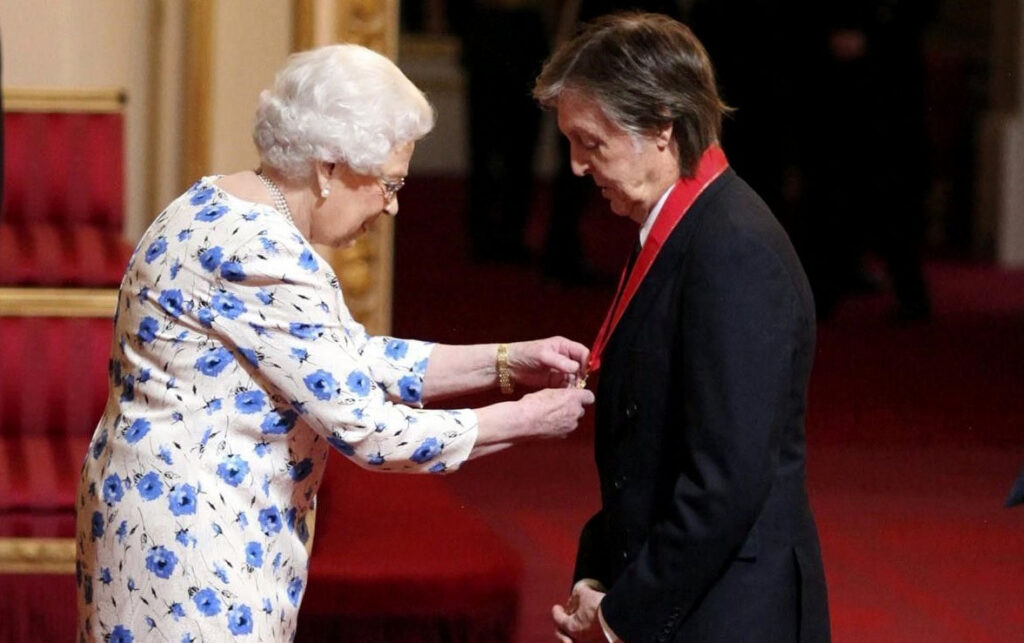 la reina Isabel II, le da el nombramiento de Sir a Paul McCartney / Foto: Facebook