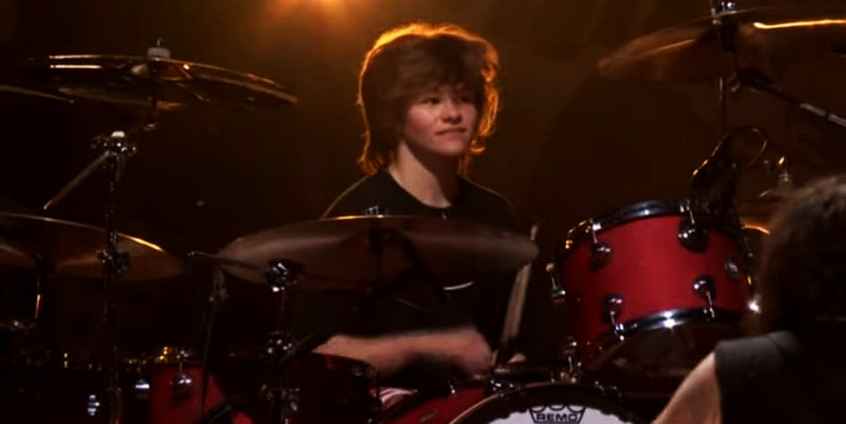 El hijo de 16 años de Taylor Hawkins, Shane, tocando la batería durante “My Hero” / Foto: Facebook