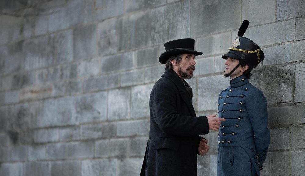 Christian Bale y Harry Melling descubrirán un misterio digno de Edgar Allan Poe. Foto: Netflix.