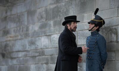 Christian Bale y Harry Melling descubrirán un misterio digno de Edgar Allan Poe. Foto: Netflix.