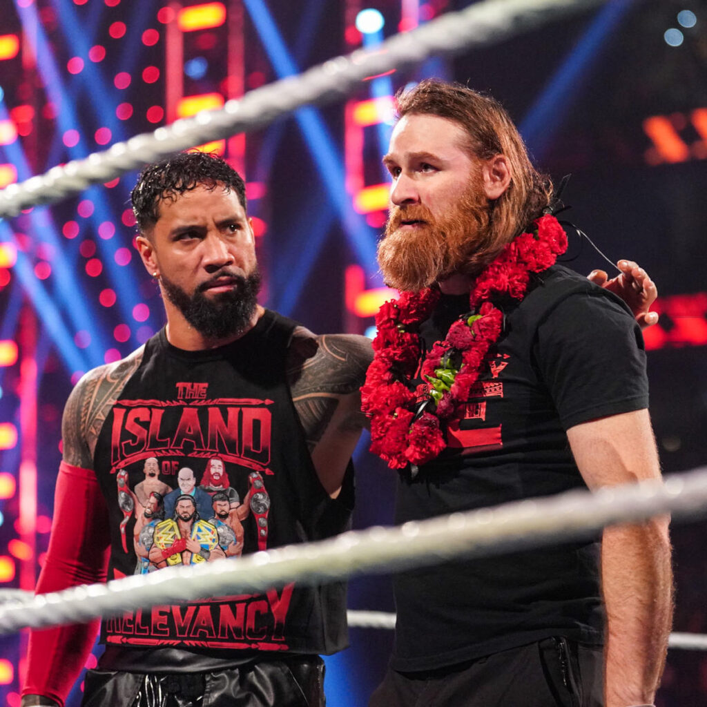 El drama continuó en RAW con The Bloodline y Sami Zayn, aquí apoyado por Jimmy Uso. Foto: WWE Twitter