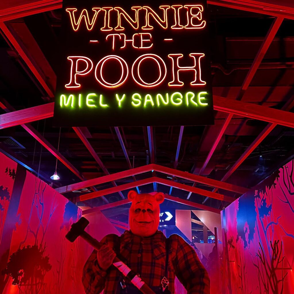 Aunque ama la miel, este Winnie the Pooh tambíen va por sangre al más puro estilo de otros asesinos. Foto: Cinemex. 