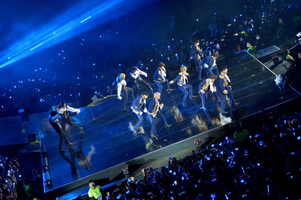 Un poco del baile que ejecutó Super Junior en todo el escenario de la Arena Ciudad de México
