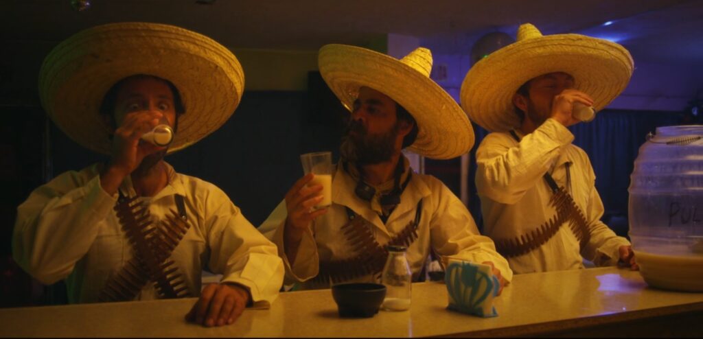 Abelardo, Chuy y Pepe tomando en una cantina