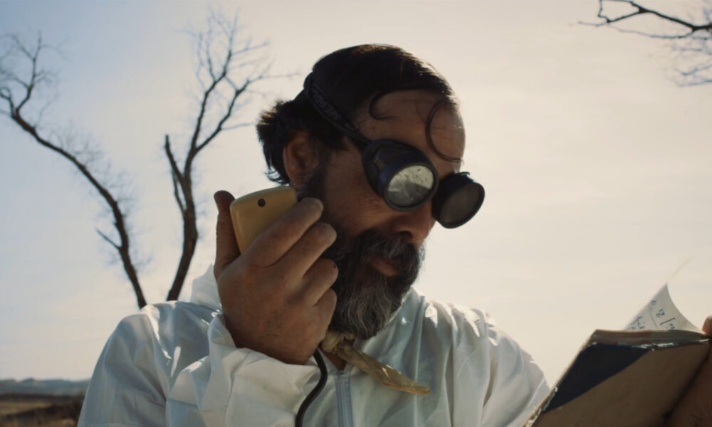 Abelardo Arambula con un radio en la mano pelicula patitos feos