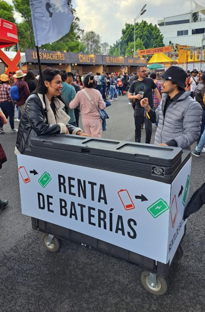 carrito con renta de baterias en el vive latino
