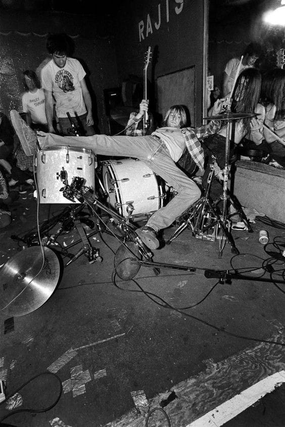 Kurt Cobain cayendo en una bateria