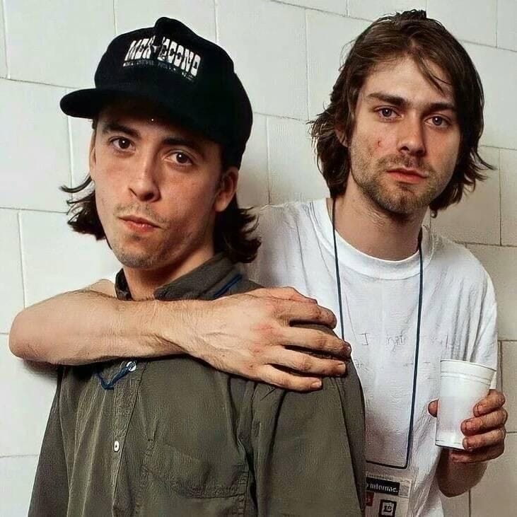 Kurt Cobain abrazando a Dave Grohl
