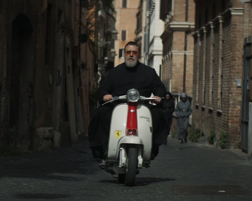 Combatiendo al diablo con clase. Russell Crowe encarna al desinteresado Padre Amorth en El Exorcista del Papa. Foto: Sony Pictures