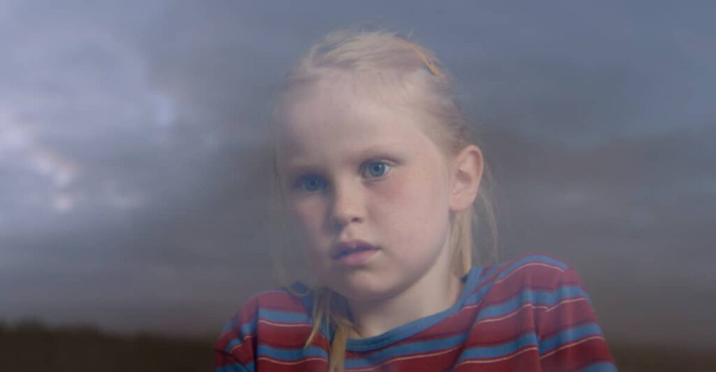 Rakel Lenora Fløttum es una de las perturbadoras niñas que ve despertar ciertas cosas sobrenaturales y malvadas en los Juegos Inocentes. Foto: Cine Caníbal.