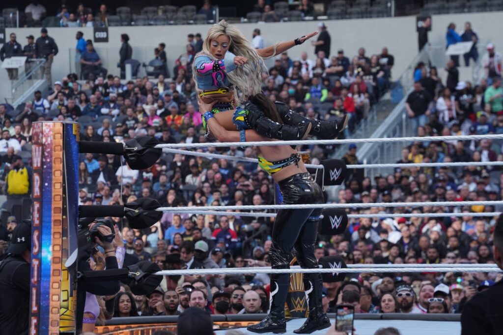 A pesar de la falta de química entre los equipos, Raquel Rodriguez y Liv Morgan fueron las que mejor se mostraron en Wrestlemania 39. Foto: WWE