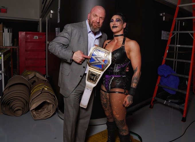 Después del gran combate en Wrestlemania 39, Ripley es recibida con un orgulloso Triple H. Foto: WWE