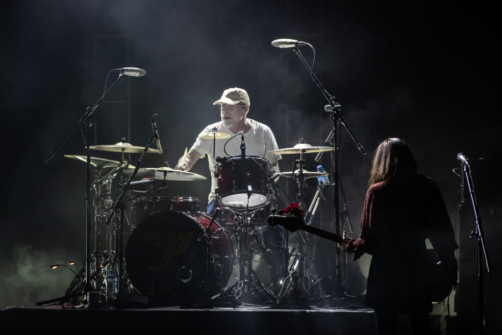 Un, dos, tres, cuatro. La batería de David Lovering jamás perdió la fuerza esta noche con Pixies. Foto: Lulú Urdapilleta / OCESA