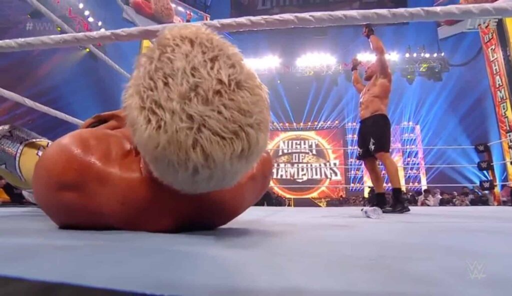 Aunque no se rindió, Cody cedió ante la llave poderosa de Brock y parece que esta rivalidad continuará extendiéndose. Foto: Twitter.