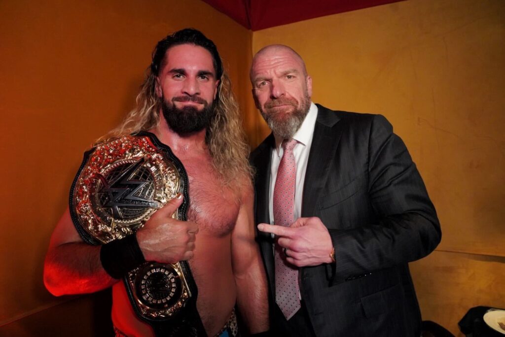 Triple H aplaude a Seth 'Freakin' Rollins por ganar el campeonato de peso pesado de la empresa en Night of Champions. Foto: Twitter