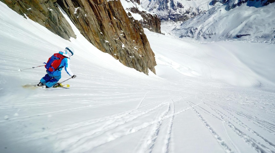 esquiadora bajando la montaña