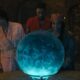 protagonistas de mansion embrujada viendo una bola de cristal