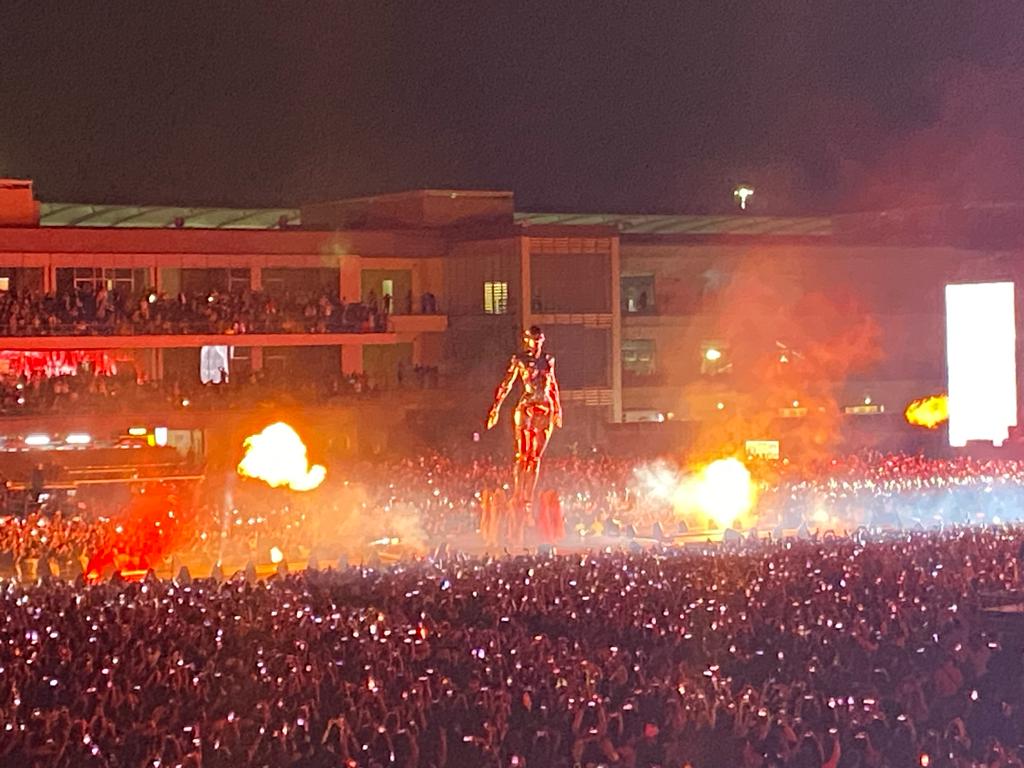 mujer gigante con fuego en concierto de the weeknd
