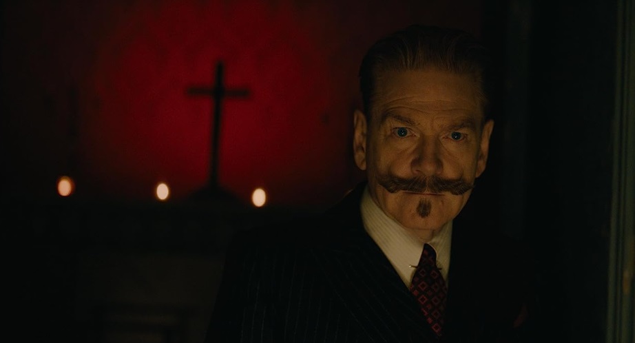 Kenneth Branagh personificando a Hercule Poirot