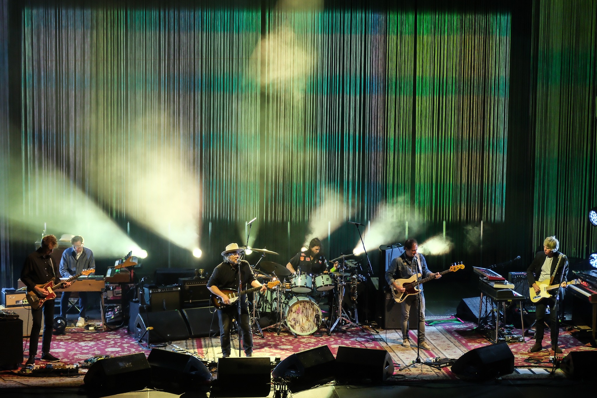 A pesar de tener calidad en sus integrantes, Wilco complació a sus fans de hueso colorado en una noche con meros chispazos de buen country rock