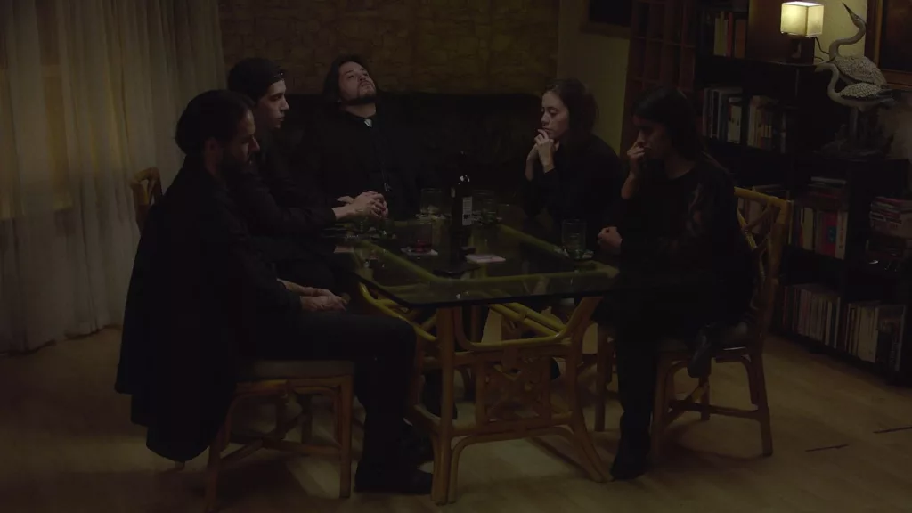 5 personas sentadas alrededor de una mesa