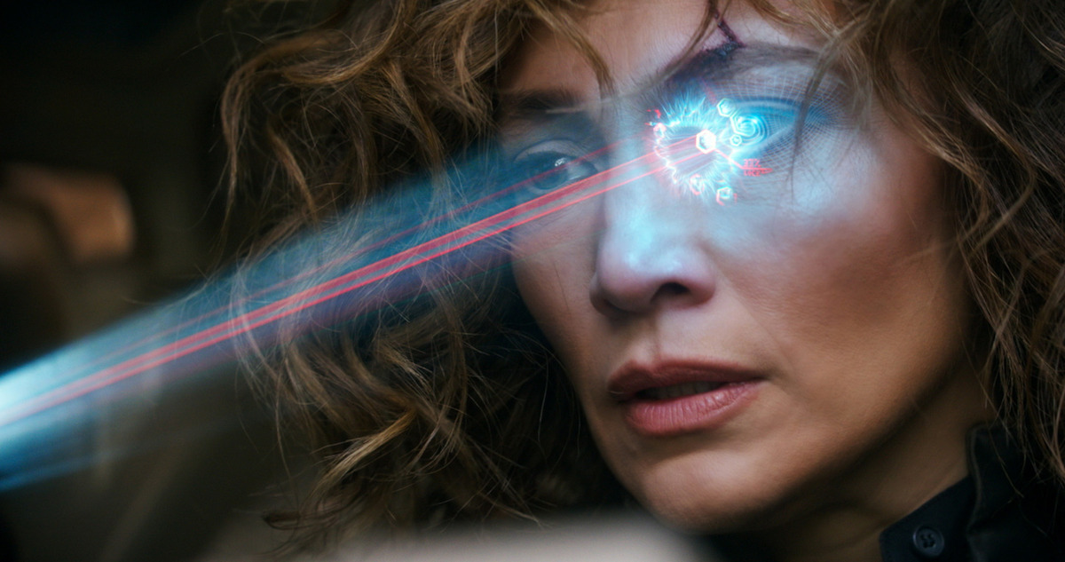 El carisma de JLo no basta para que Atlas, propuesta de ciencia ficción de Netflix, sobreviva al fin del mundo en este relato a favor de las IA