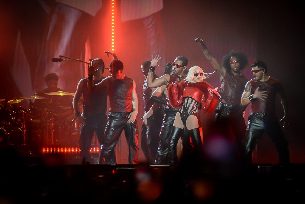 Ni toda la parafernalia de luces y baile sirvió para que Christina Aguilera conectara con su gente, siendo el punto más bajo de este Tecate Emblema. Foto: Gerardo Castillo / Pólvora