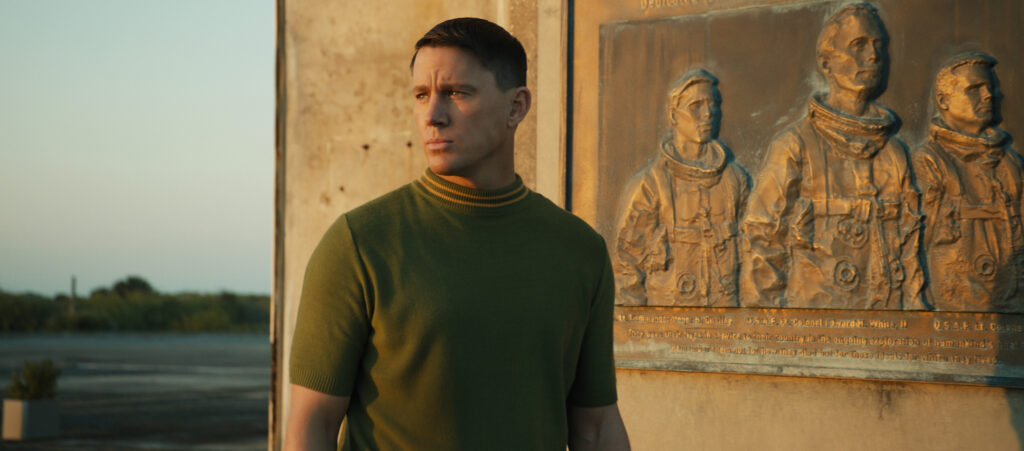 Chaning Tatum demuestra su gran carisma para hacer drama y comedia en La Otra Cara de a Luna. Foto: Apple TV / Sony Pictures