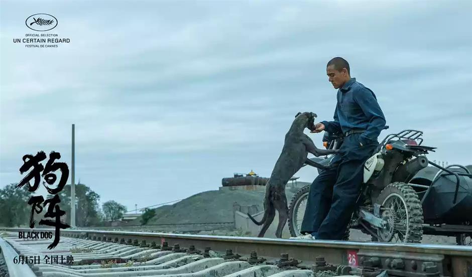 Eddie Peng crea un personaje que encuentra su alma gemela en el perro callejero de Black Dog. 