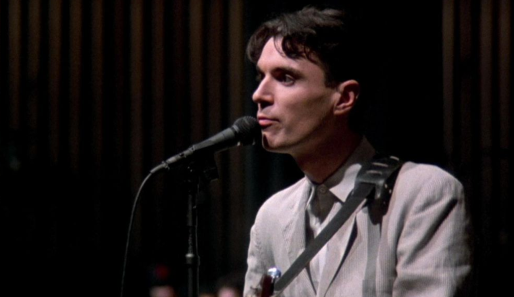 David Byrne y su gran presencia escénica son el corazón de Stop Making Sense. Foto: A24