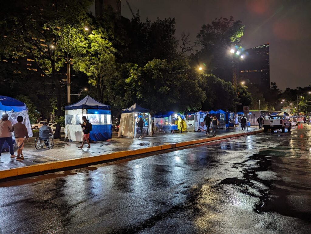 puestos afuera del auditorio nacional