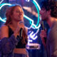 lily y ryle en cantando karaoke en la pelicula romper el círculo