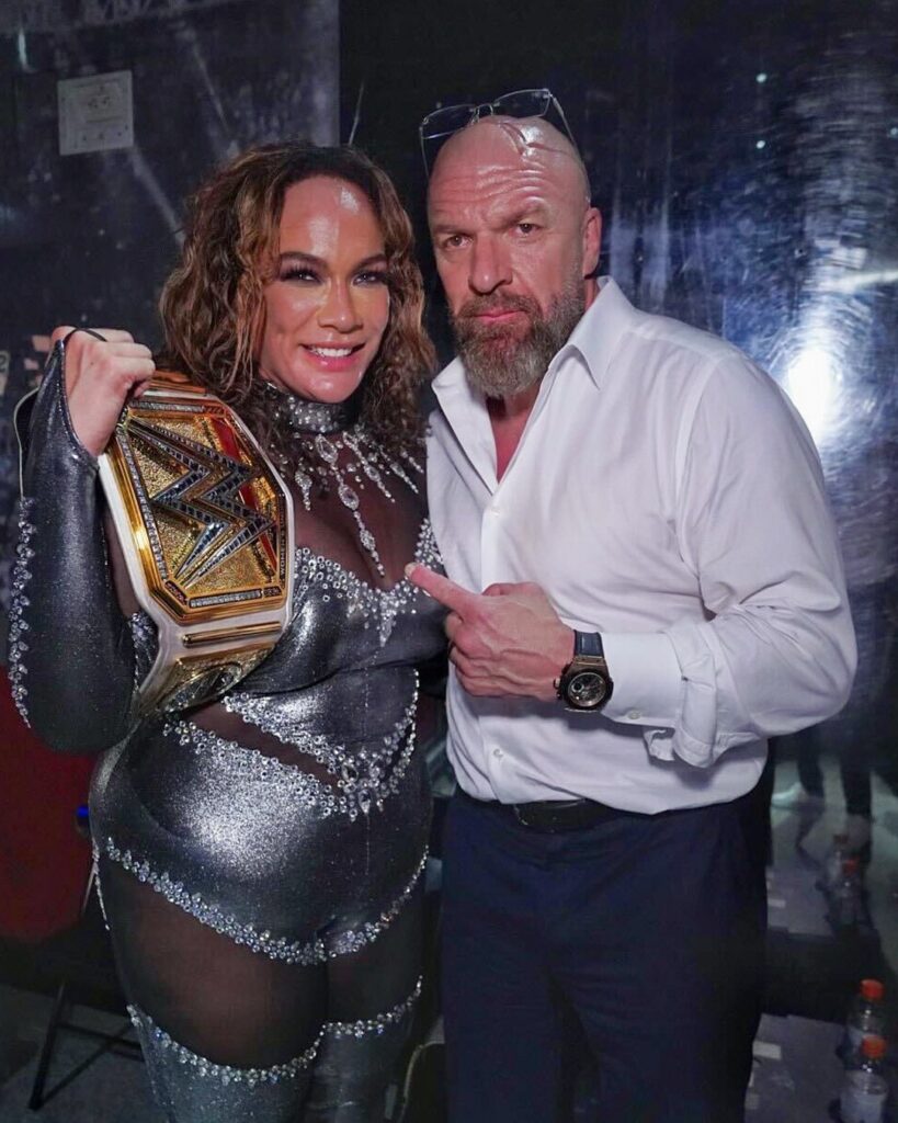 La nueva campeona, Nia Jax, al lado de Triple H en el backstage de Summerslam. ¿Quién se interpondrá a la Fuerza Irresistible? Foto: WWE