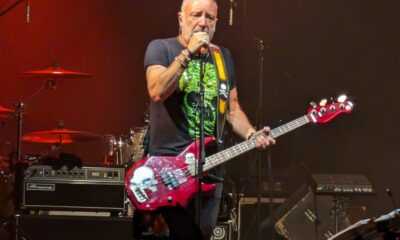 peter hook en el escenario