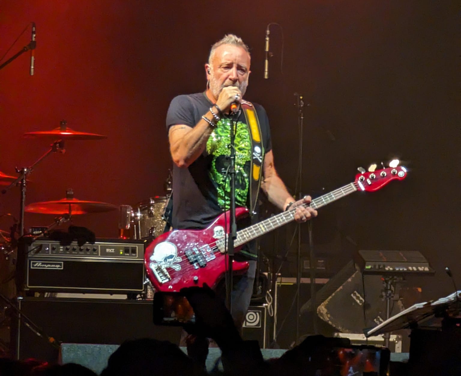 peter hook en el escenario