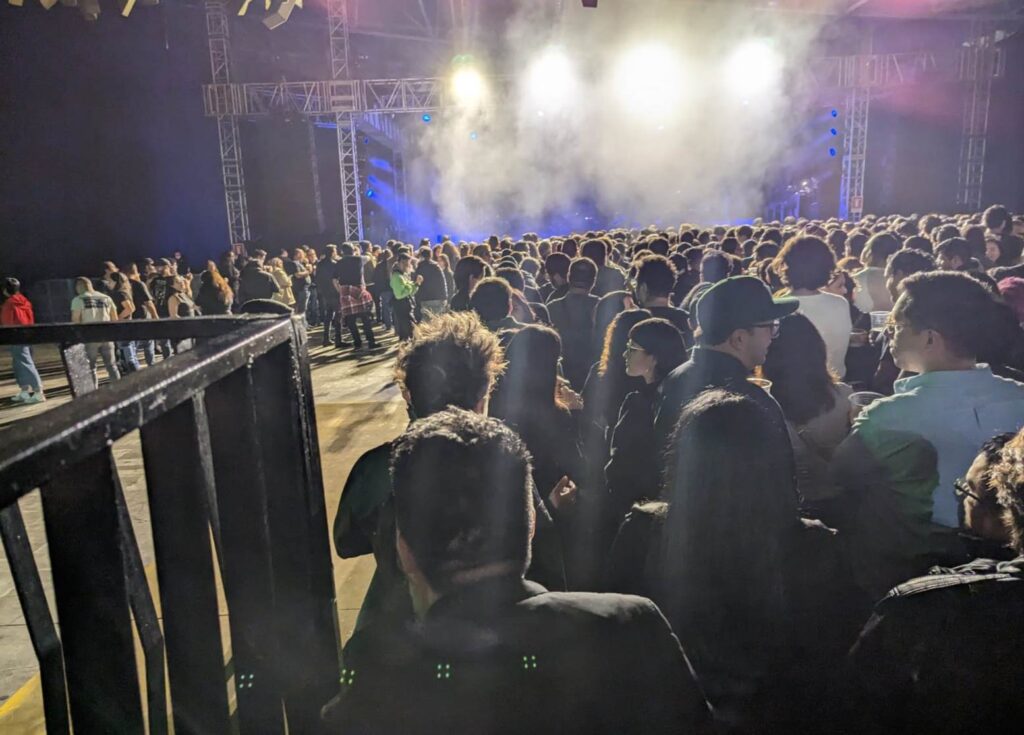 publico en el pabellon oeste del palacio de los deportes