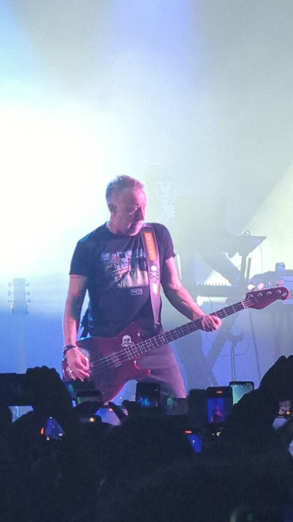 peter hook con playera cambiada