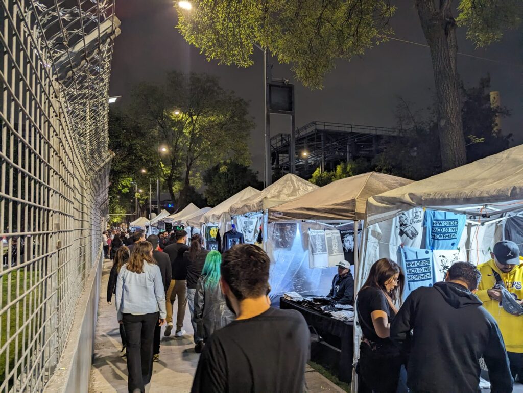 puestos afuera del pabellon oeste del palacio de los deportes