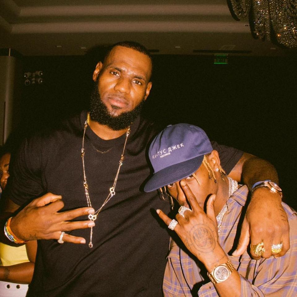 Aquí vemos a Travis Scott junto a Lebron James, superestrella de la NBA / Foto: Facebook oficial