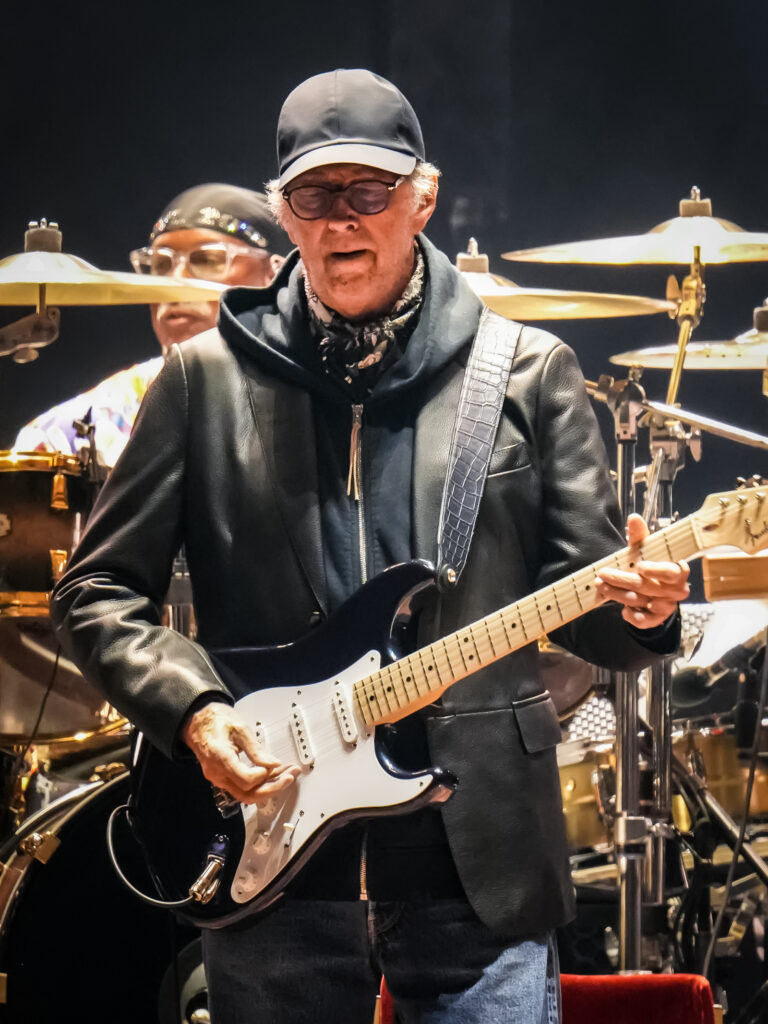 El romance de Eric Clapton con su Stratocaster lució a todo lo que da. Foto: OCESA / José Jorge Carreón