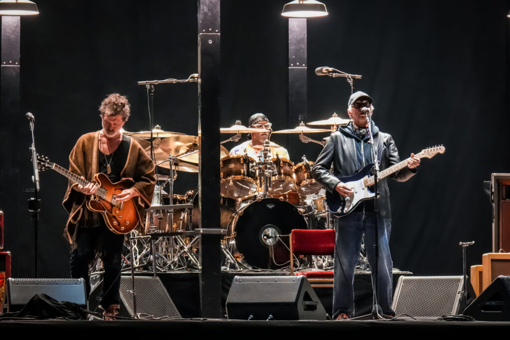 Eric Clapton ofreció tres bloques y brilló con su banda en el Estadio GNP. Foto: OCESA / José Jorge Carreón