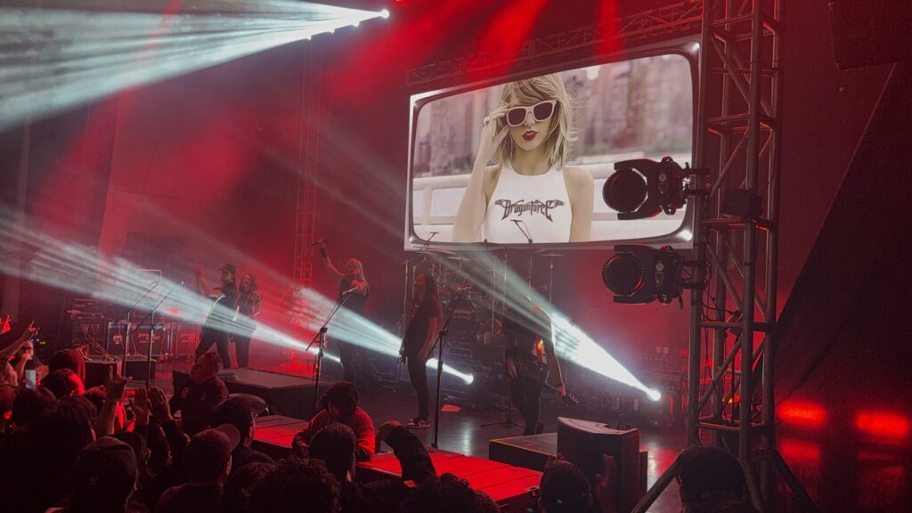 Hasta Taylor Swift se hizo presente en el concierto de Dragonforce / Foto: Carlos Miranda