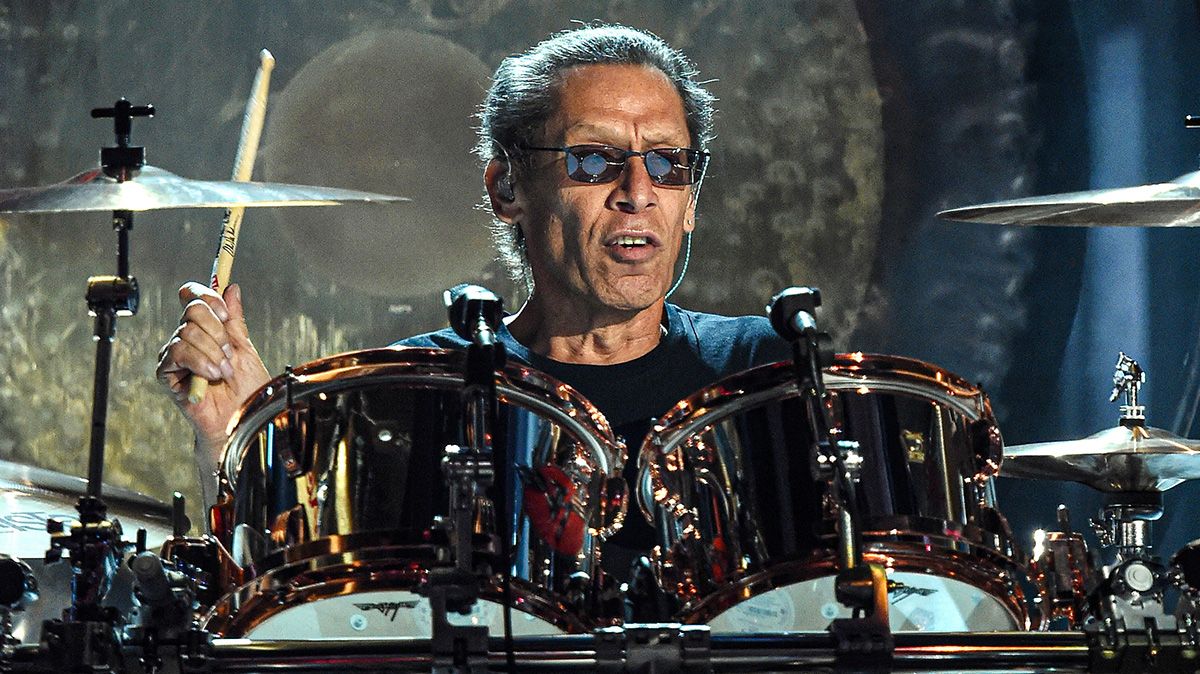 Alex Van Halen en una de sus últimas presentaciones en vivo