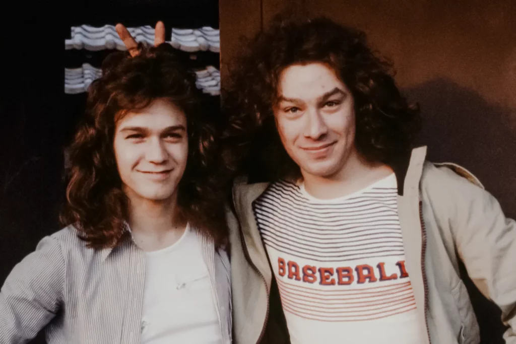 Los hermanos Van Halen en una de sus primeras giras