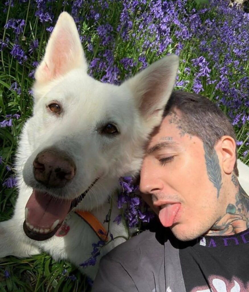 Oliver Sykes y su perrita Luna 