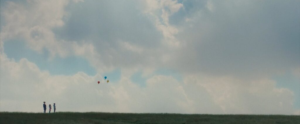 bridget y sus hijos volando globos